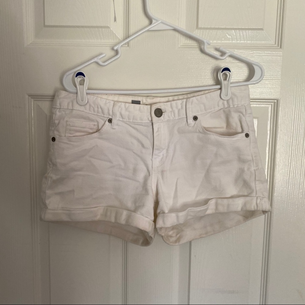 White 2.5” Inseam Shorts sz 6!